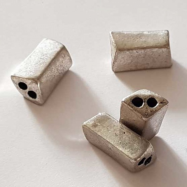 Perle rectangle 2 trous en m&eacute;tal argent&eacute; galet facett&eacute; 17 mm 03