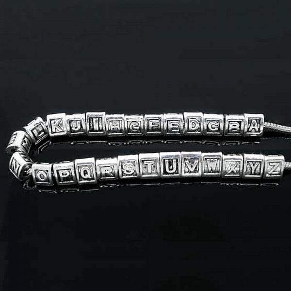 Perle triangle charms alphabet N&deg;02 lettre W m&eacute;tal argent&eacute; 8x9 mm