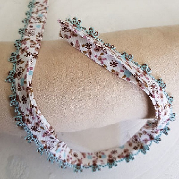 B&aring;nd med flere blomster og blonder nr. 02