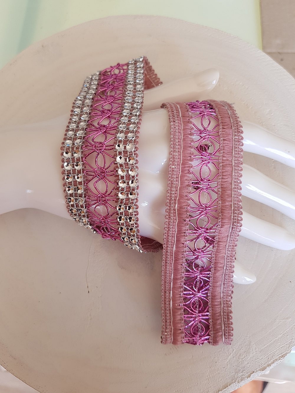 Strassb&aring;nd nr. 06 S&oslash;lv og rosa per 0,50 cm.