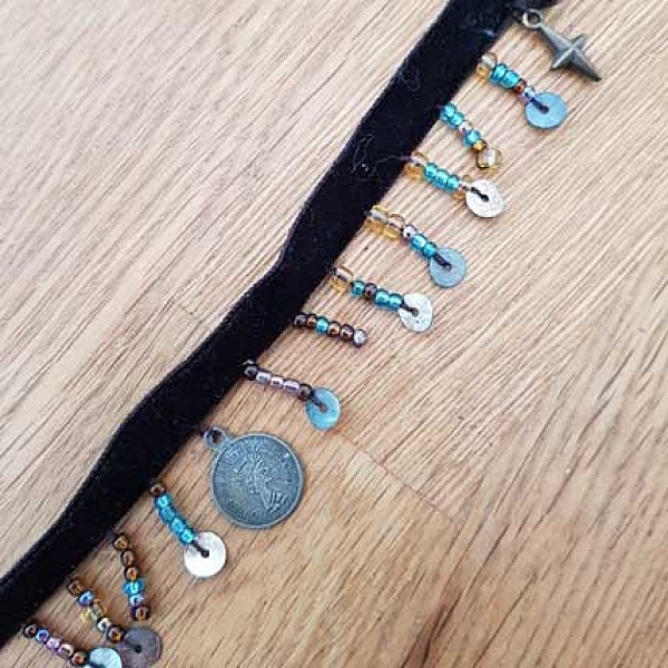 Ruban noir sequin m&eacute;daille perle N&deg;01