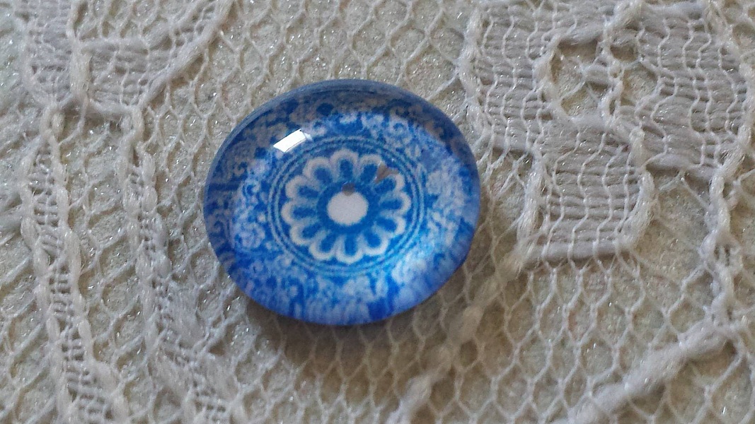 glass cabochon rund 12mm bl&aring; blomst 026 
