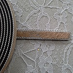 Flatt kalveskinn Beige 10 mm x 20 cm skinn og kjede