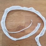 Hvit elastisk 4,5 mm blonder som skal sys på