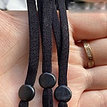 4 svarte elastiske snorbånd med justerbar spenne for maskefeste