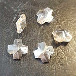 Facettert blomsteranheng i glass N°01-01