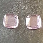 Kvadratisk anheng i fasettert glass N°02-01