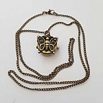 Antikk bronse sommerfuglklokke med kjede med kjetting