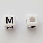Perle Carré Lettre M Blanc Noir 8mm