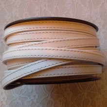 Flatt hvitt kalveskinn 10 mm x 20 cm Sydd 2 tråder hvitt