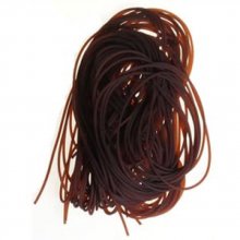 1 meter 1,5 mm karamellfarget PVC-tråd.