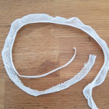 Hvit elastisk 4,5 mm blonder som skal sys på