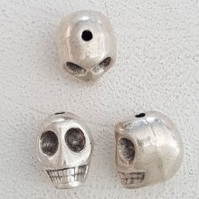 Hodeskalle og korslagte bein amulett nr. 24
