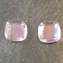 Kvadratisk anheng i fasettert glass N°02-01
