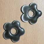 Emaljert metallblomst 20 mm Khaki