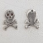 Hodeskalle og korslagte bein amulett nr. 18