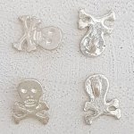 Hodeskalle og korslagte bein amulett nr. 22