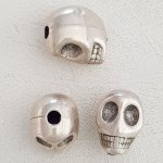 Hodeskalle og korslagte bein amulett nr. 25