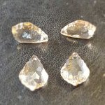 Anheng i fasettert glassdråpe N°01-01