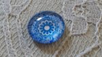 glass cabochon rund 12mm blå blomst 026 