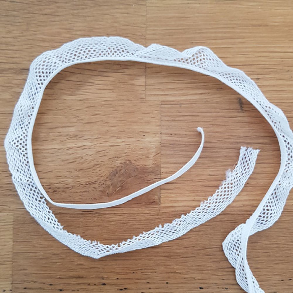 Hvit elastisk 4,5 mm blonder som skal sys på