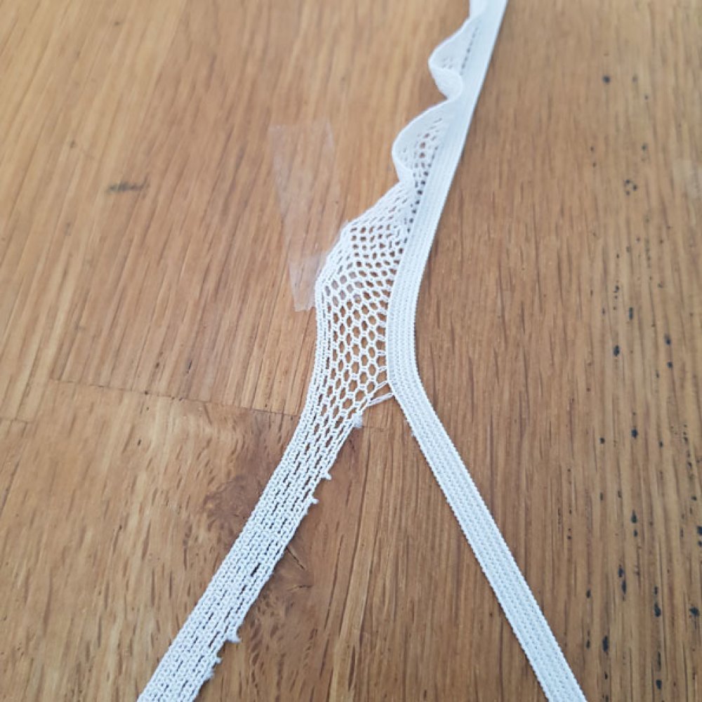 Hvit elastisk 4,5 mm blonder som skal sys på