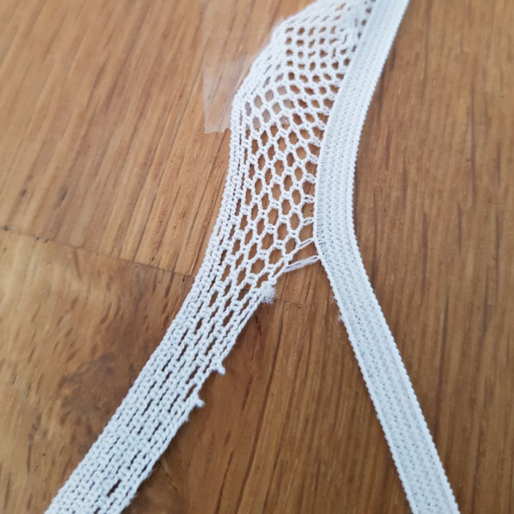 Hvit elastisk 4,5 mm blonder som skal sys på