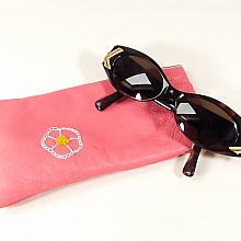 Etui cuir brodé main pour lunettes de vue ou de soleil.