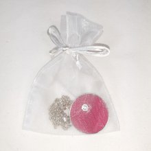 Medaljong i skinn og swaroski-krystall i fushia rosa