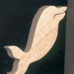 Miniatyr delfin figur 3,5 x 3,7 cm i tre, håndlaget