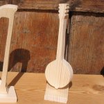 banjo i massivt grantre høyde 15 cm montert på en base håndlaget bryllupsbord musikkdekorasjon