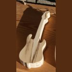Elektrisk gitar 15 cm i bjørketre for å henge i treet