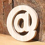 skilt arobase massivt bøketre håndlaget