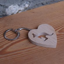 nøkkelring med hjerte og kenguru laget av massivt bøketre