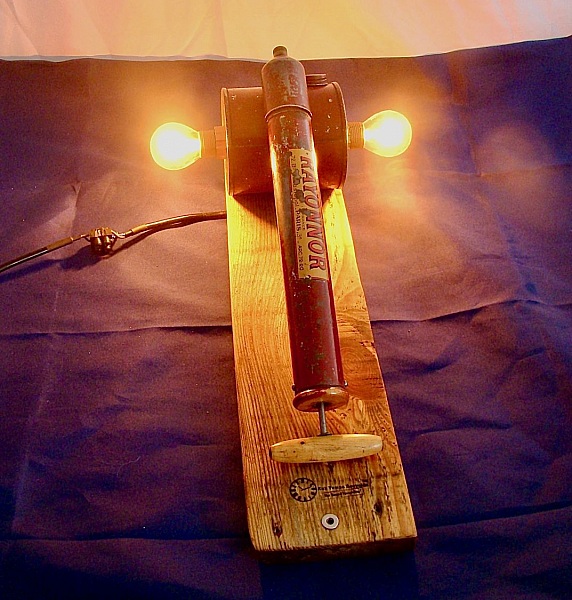 Applique ancien pulv&eacute;risateur &agrave; cire liquide 