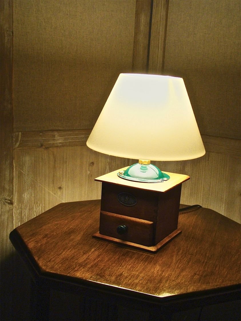 Gammel grønn kaffemøllelampe