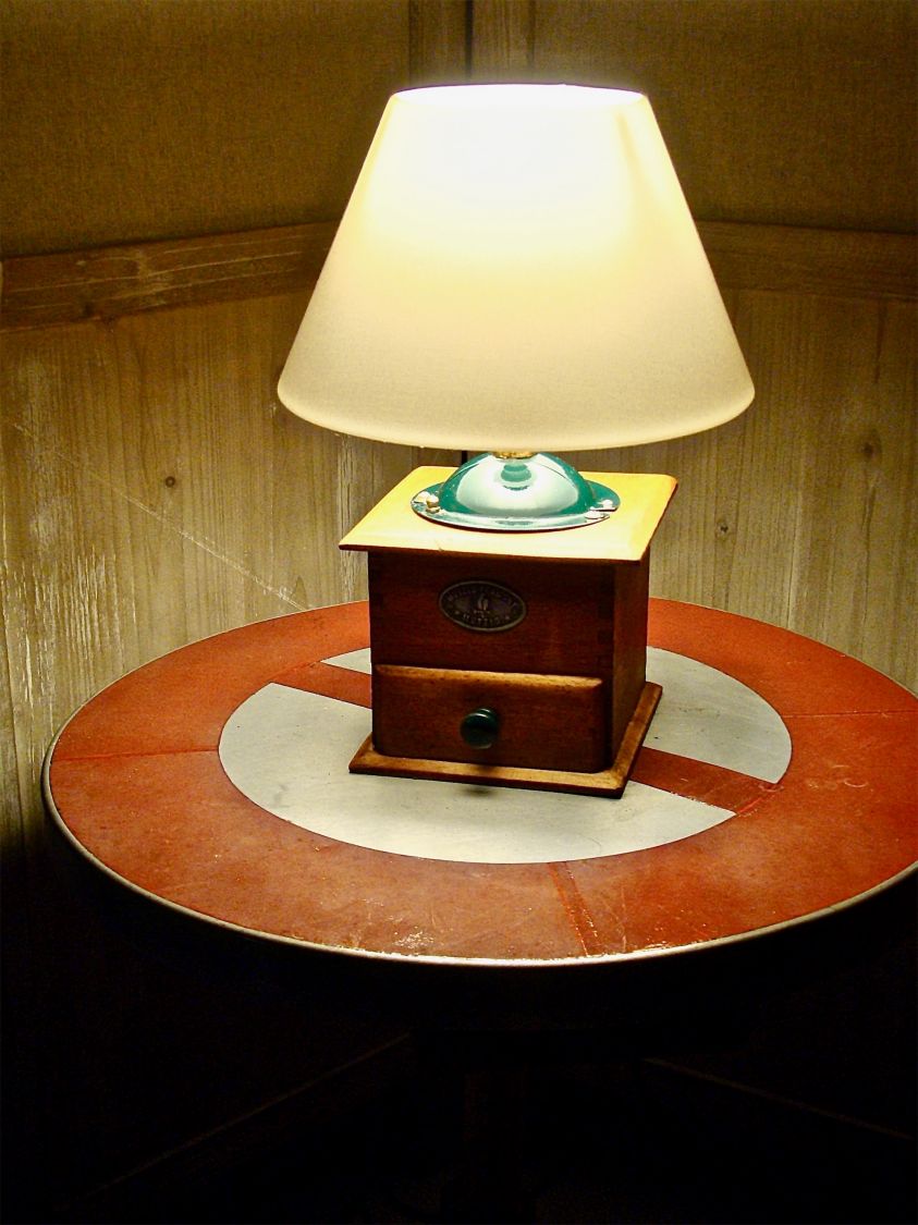 Gammel grønn kaffemøllelampe