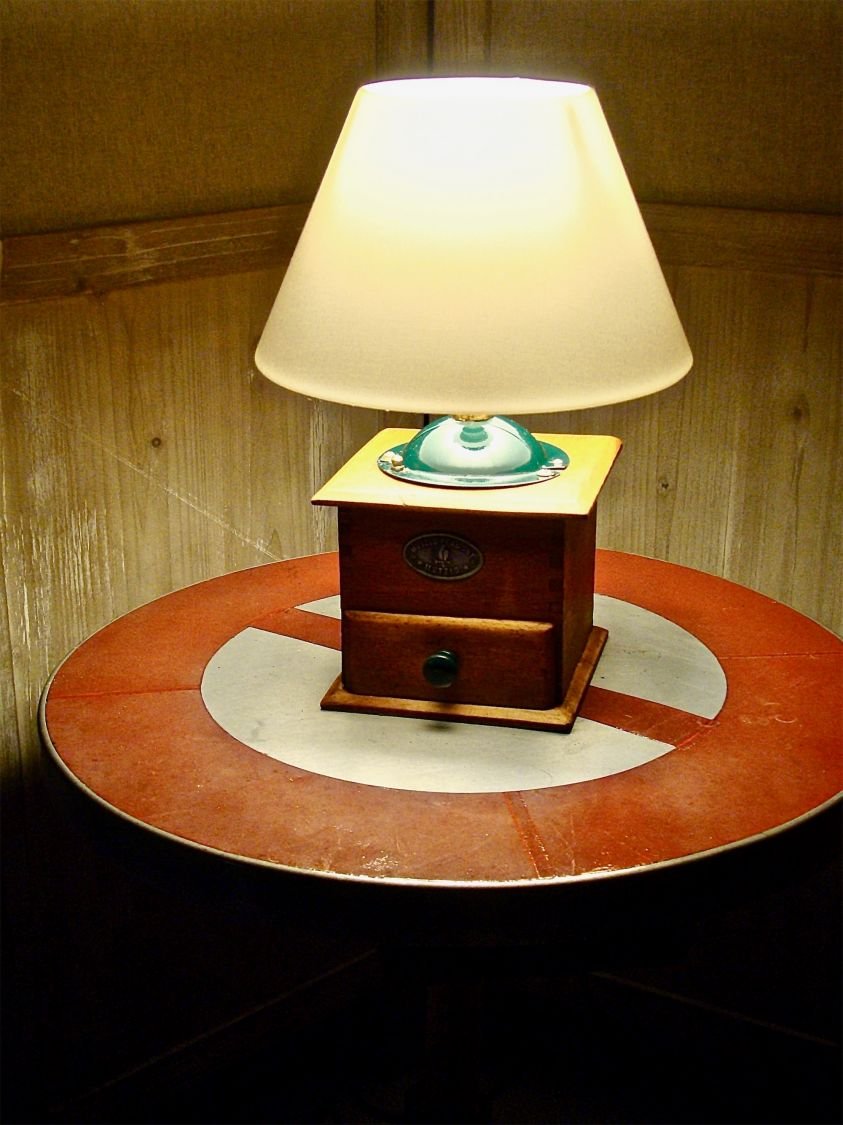 Gammel grønn kaffemøllelampe