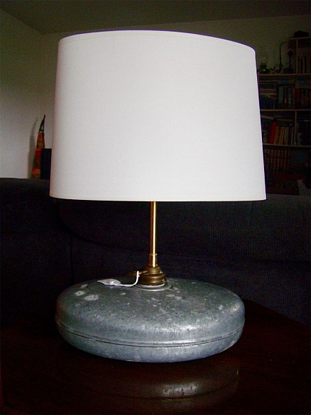 Antikk varmeflaskelampe i sink 