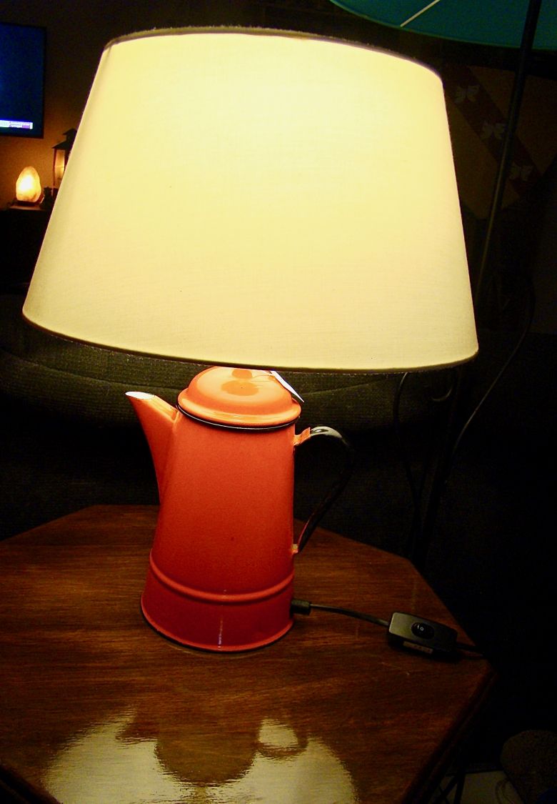 Lampe Cafetière rød, antikk, emaljert metallplate