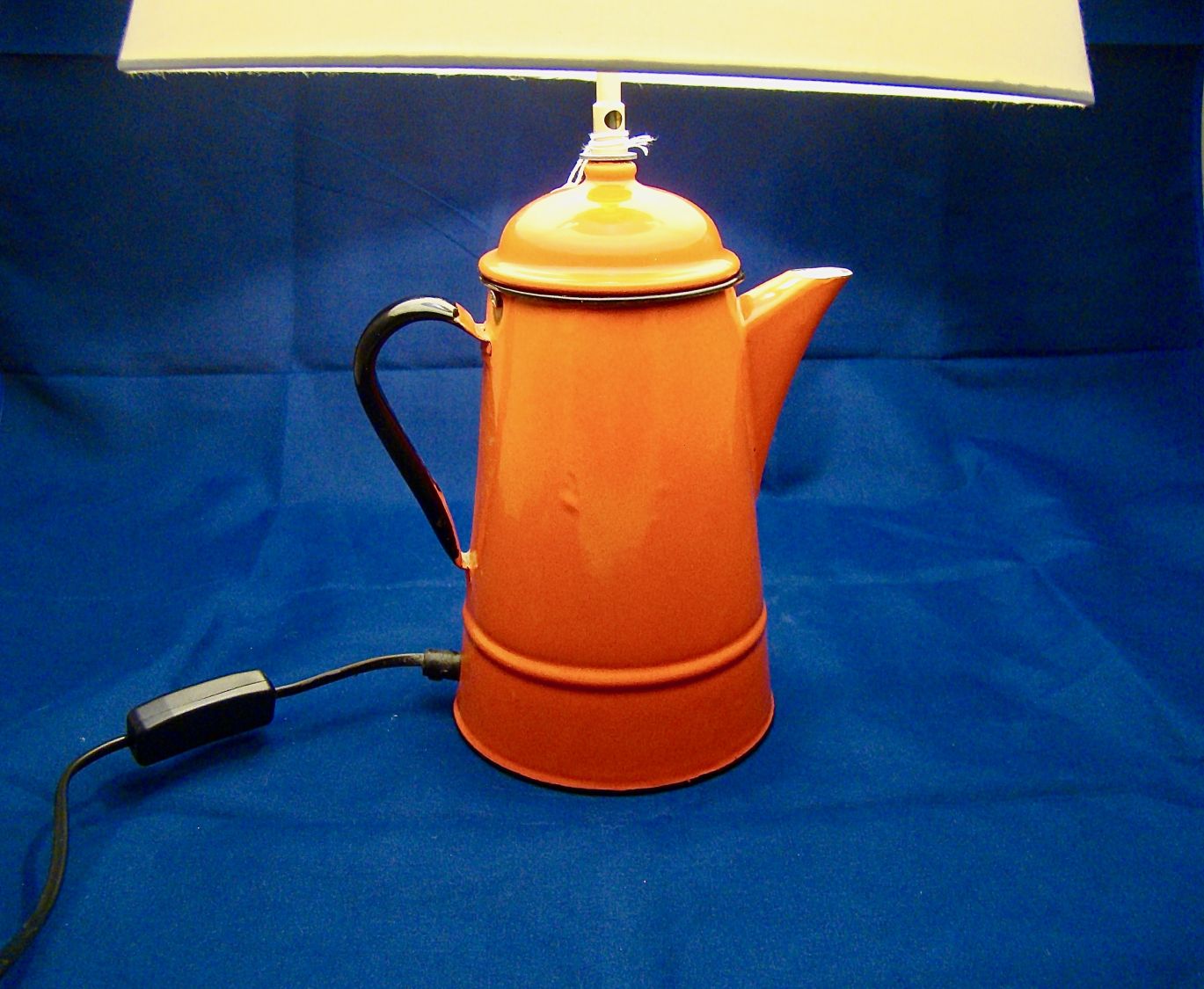 Lampe Cafetière rød, antikk, emaljert metallplate