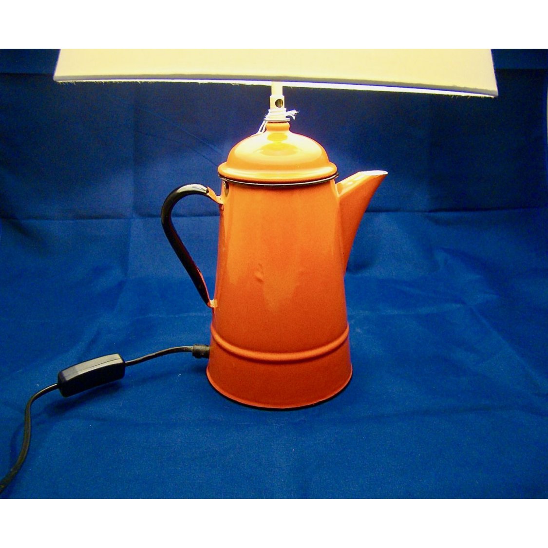Lampe Cafetière rød, antikk, emaljert metallplate