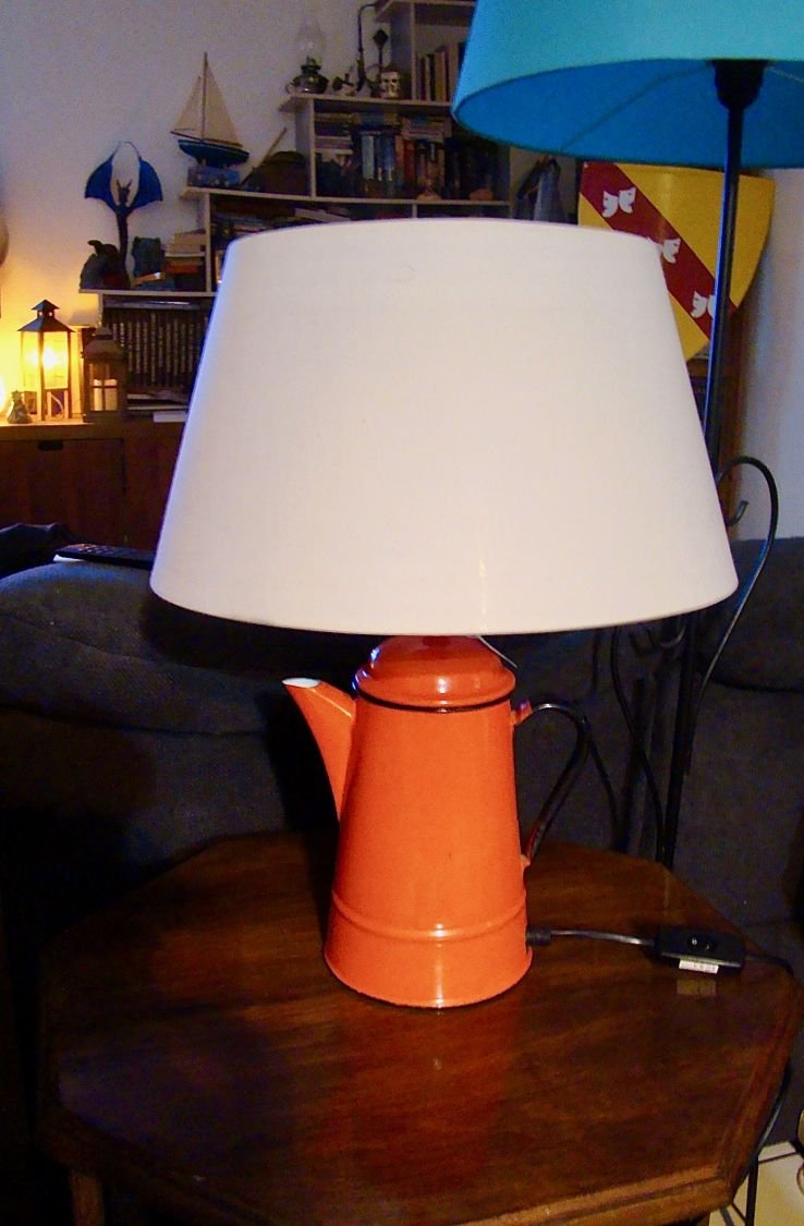 Lampe Cafetière rød, antikk, emaljert metallplate