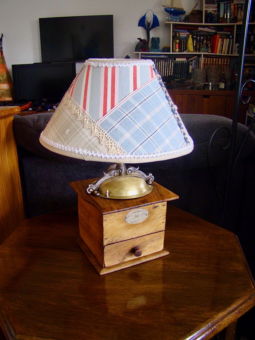 Kaffekvernlampe i landlig stil