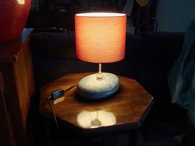 Upcycling liten varmtvannsflaske lampe