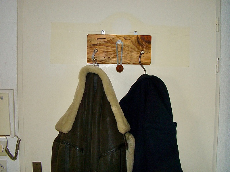 Liten resirkulert klesstativ