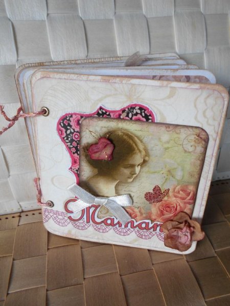 Mini album, grimoire R&eacute;tro "Maman" aux fleurs romantiques shabby rose et beige