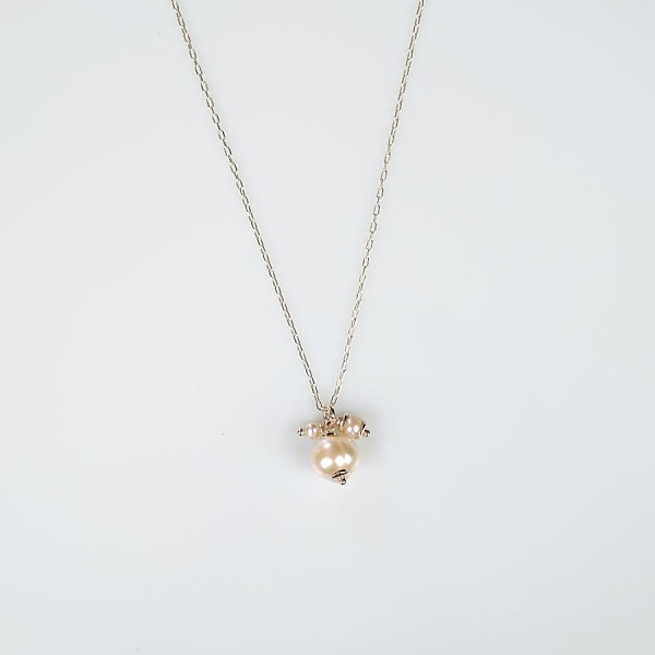 Enkelt anheng perle i s&oslash;lv 