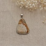 Cabochon anheng satt i liggende jaspis stein, trekantet form