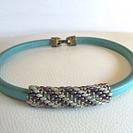 Collier cuir en perles Violet/vert en Kit